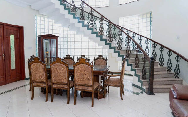 Mini-Mansion Villa Adjacent To The Beach