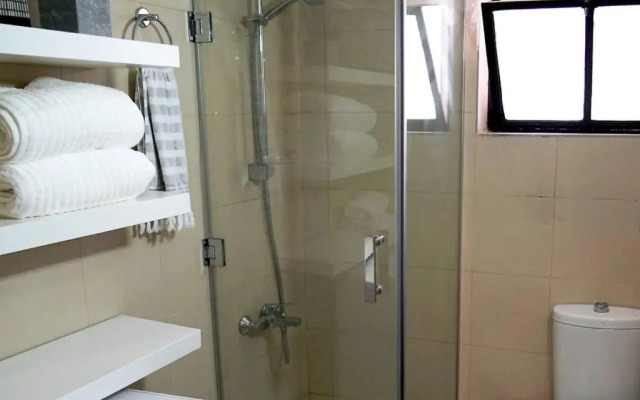 Inspiring 3Bed Unit with Sunny Balcony & Fireplace