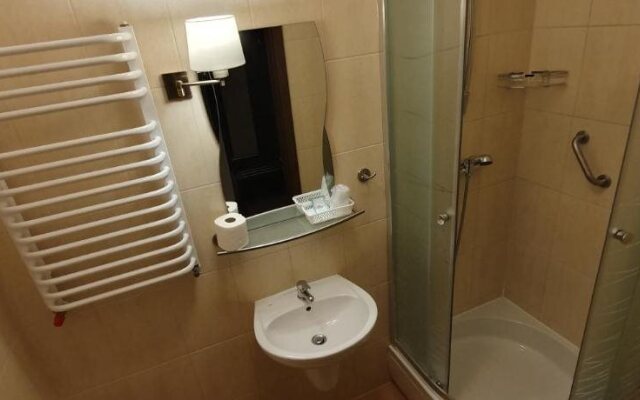 Hotel Pod Dębami