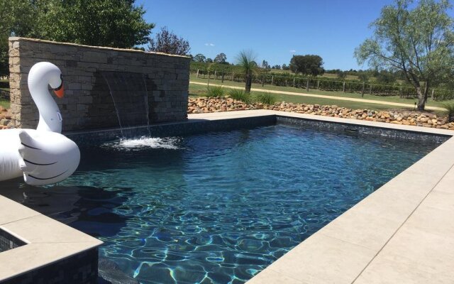 Lilies on Lovedale Estate - Heated Pool and Spa