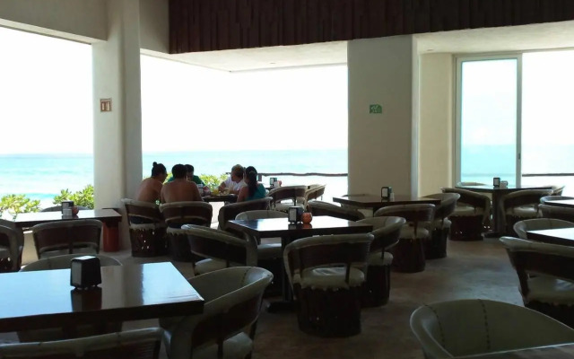 Ocean Front Suite, balcony, kitchen.