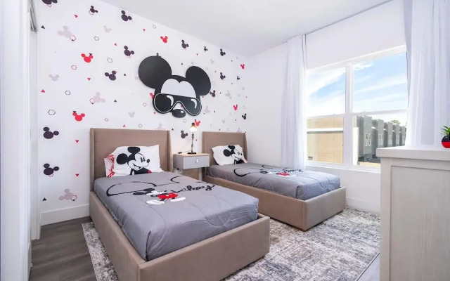 Newly Built 4BR Home Near Disney With Pool
