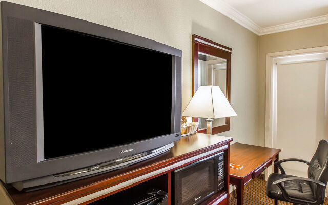 Econo Lodge Inn & Suites