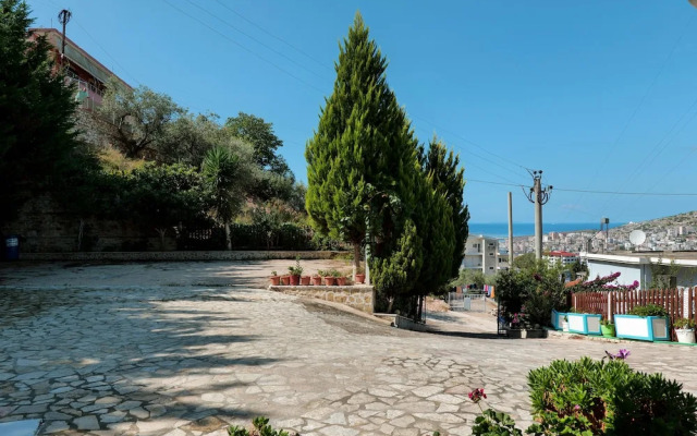 Charming 2-bed Apartment in Sarandë