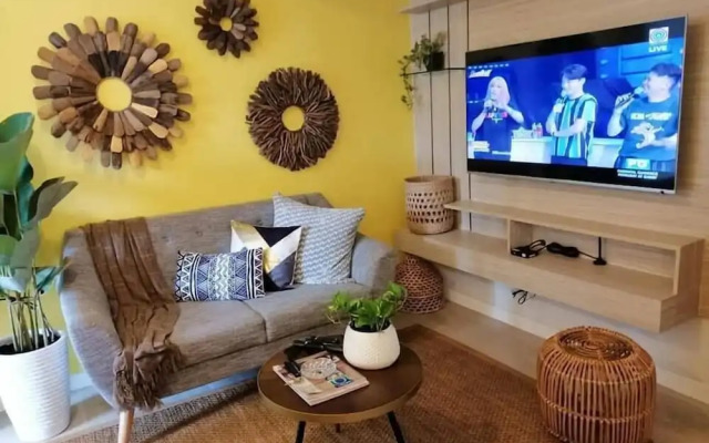 Sabrina's Crib by Azure 2 Bedroom near Airport