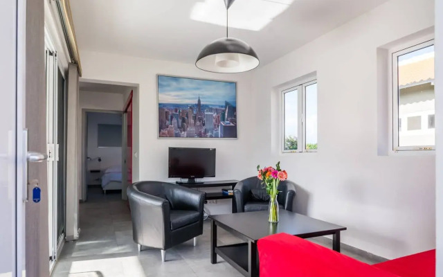 Elegant & Fully Equipped Apartment - Balcony W/ Pool View
