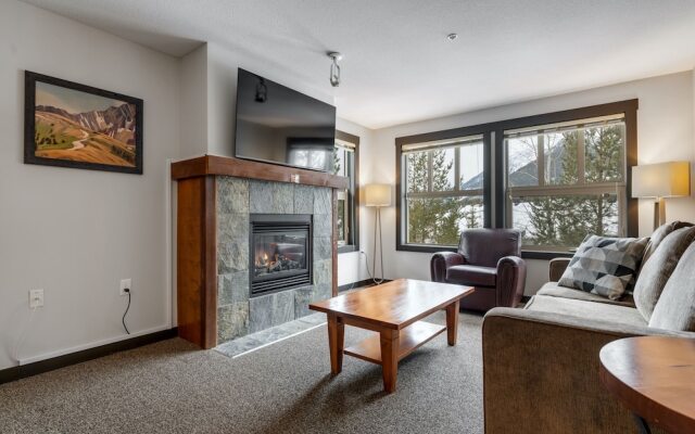 SPACIOUS 2-Br 2-Ba | Ski In/Out | Pool & Hot Tubs | in Heart of PANORAMA RESORT