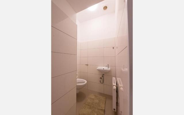 Charming Flat & Balcony near CentralStation Apt 5