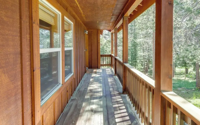 Truckee Retreat w/ Fireplace & Community Amenities