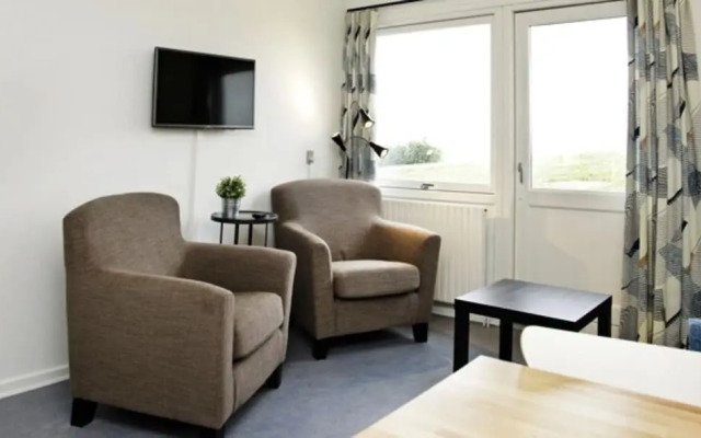 Beachfront Apartment D, 2 Bedrooms, Free Parking