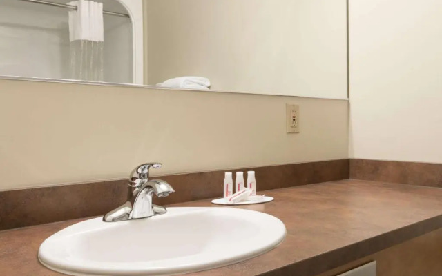 Days Inn & Suites - Thunder Bay