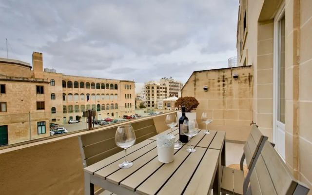 Stunning Sliema 2 Bed Apt Meters Away From Beach
