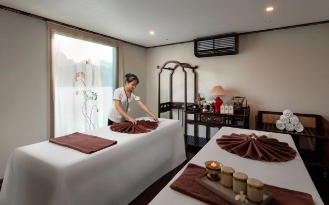 Indochine Cruise Lan Ha Bay