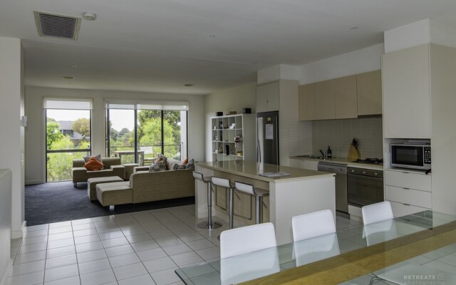 3 Bedroom Condo - Access to Pool Torquay