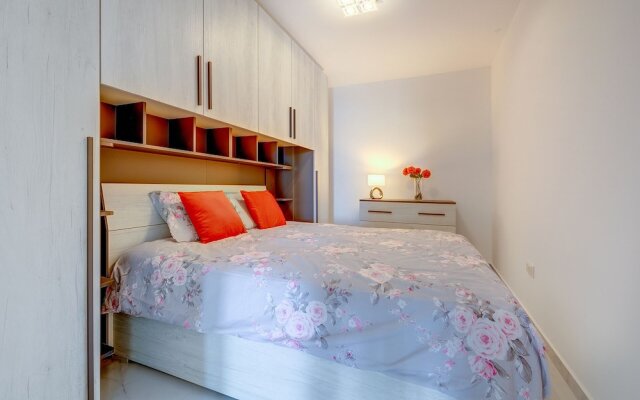 Splendid 2BR Apartment, Steps to St Georges Bay