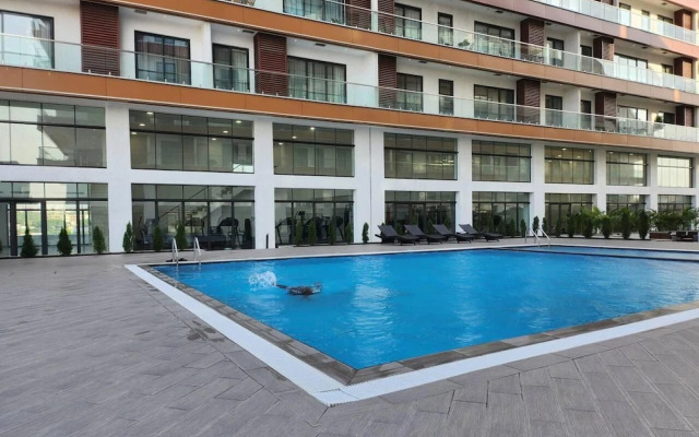 Elegant & Luxury Gem-5 Star Location -pools, Gym!