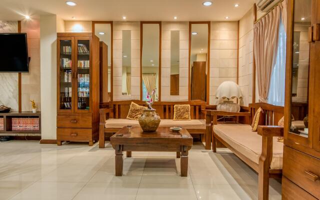 RedDoorz Plus near Dharmawangsa Square