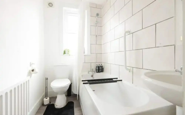 House-sleeps8-parking-garden