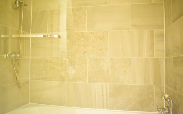 Kensington 2 Bedroom Flat With Balcony