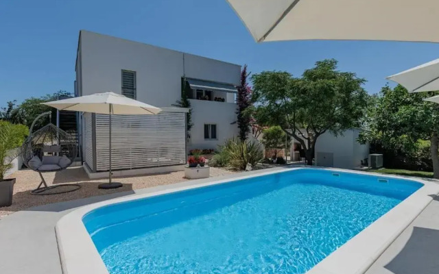 Charming Apartments Tome With Pool