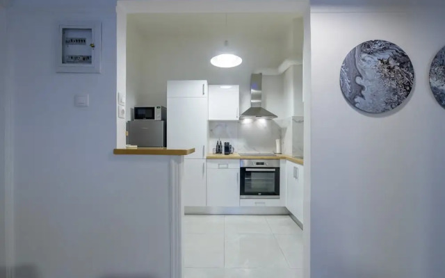 Fully Renovated Flat in Prime Location
