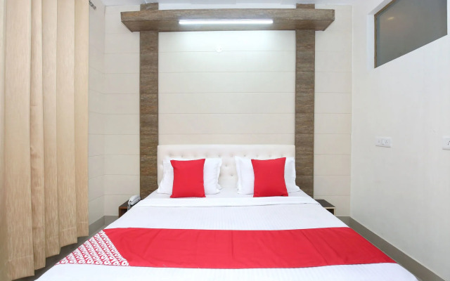 OYO 13368 Hotel Gold Star