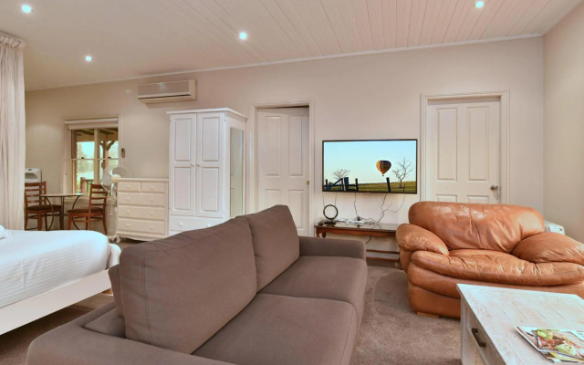 King I - you can honestly walk to Bimbadgen and Hope Estate concerts – Guest Rooms – Pokolbin
