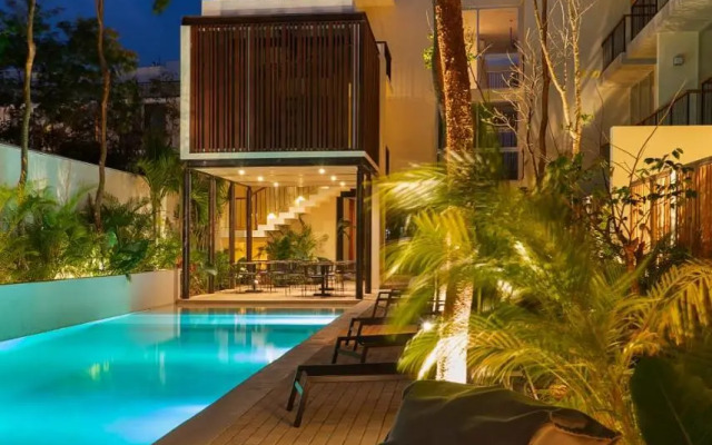 Studio wterrace, hammock, and pool access