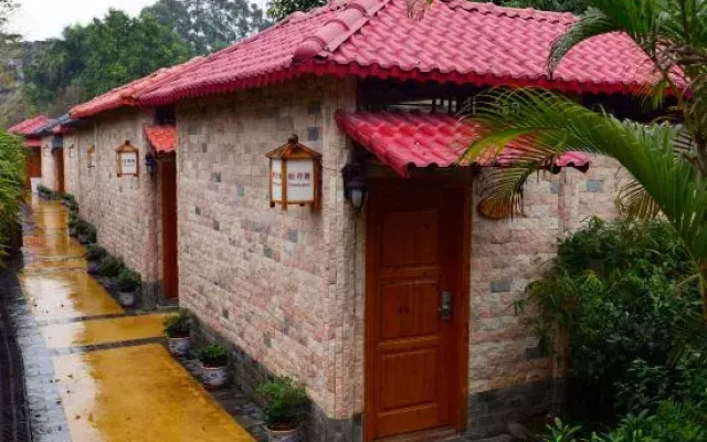 Xinyinzhan Hot Spring Holiday Resort