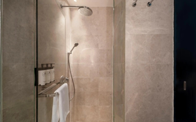 Отель The Robertson House by The Crest Collection