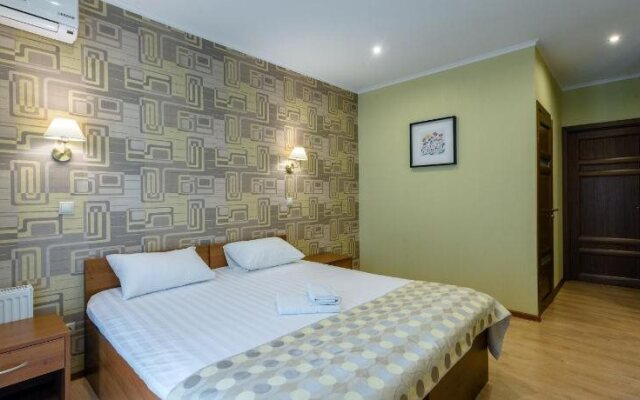 V Dvukh Shagakh na Festivalnom