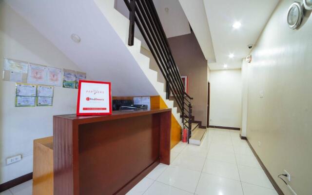 RedDoorz near Angeles University Foundation