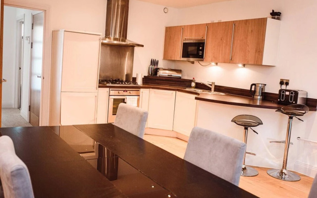 Luxurious 3 Bed Triplex Apartment - 3 Bath