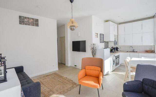Chic And Modern Apt 5 Min From the Beach