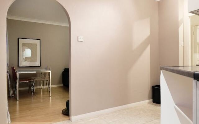 Bright and Spacious Flat in London - Sleeps 4