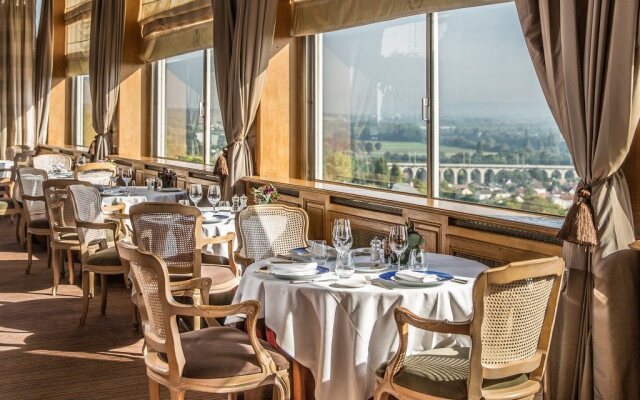 Pavillon Henri IV Hotel Restaurant Gastronomique Terrasse
