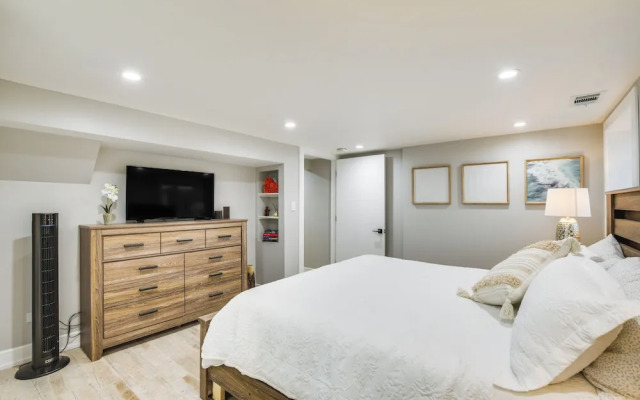 Stylish Chicago Retreat: Walk to Loyola University