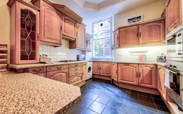 Intriguing 4-bedroom Main Door Apt Near Old Town