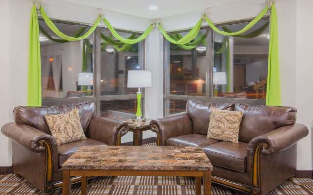 Super 8 by Wyndham Toledo