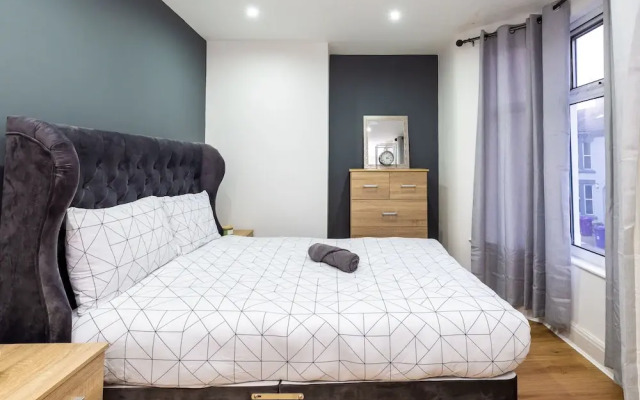 Lush Apartments 4 Bedroom House Claude