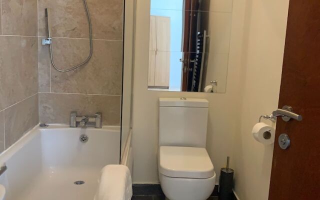 Absolute Stay in Sherwood-free Parking-east Midlands Airport-contractors-family