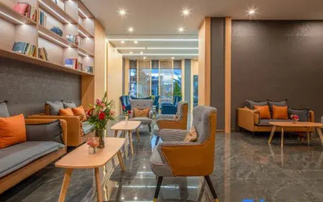 Yicheng Hotel (Lijiang Ancient City Airport Bus Station)