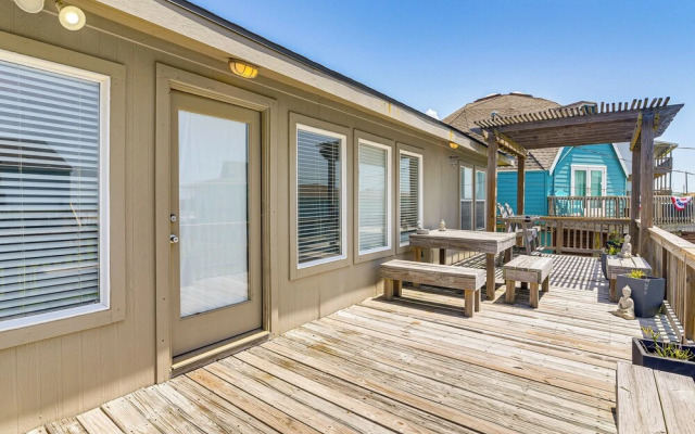 Pet-friendly Galveston Home - Walk to Beaches!