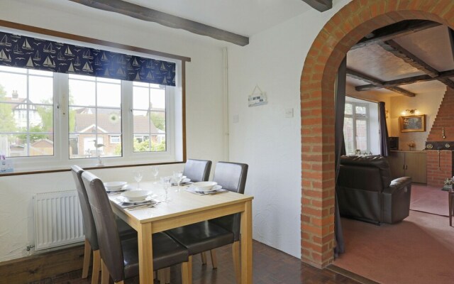 Beautiful Holiday Home in Felixstowe Near Beach