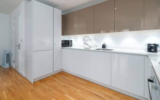 Stunning 3BR Flat in East Village W/balcony, Fits 9