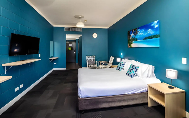 Gilligan's Backpackers Hotel & Resort