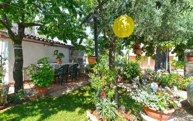 Spacious Apartment With Garden