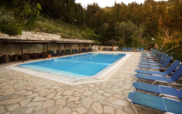 Bastas Hotel & Studios