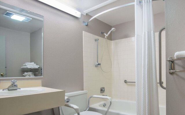 Super 8 By Wyndham Sheridan