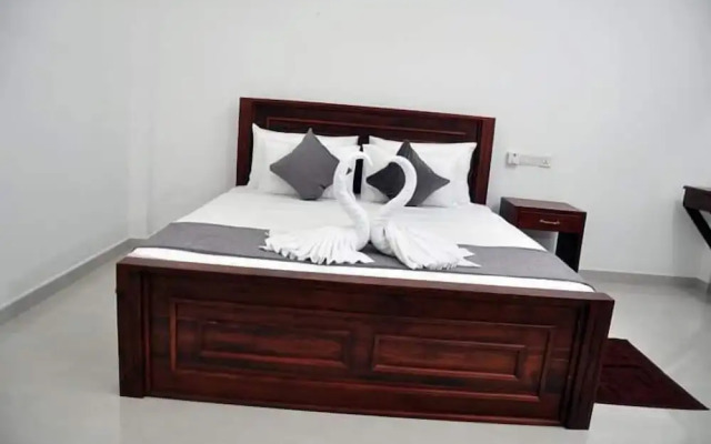 Airport Grand Holiday Home